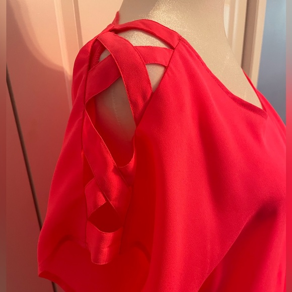 Women’s Express Hot Pink criss-cross short sleeve top - Picture 2 of 4